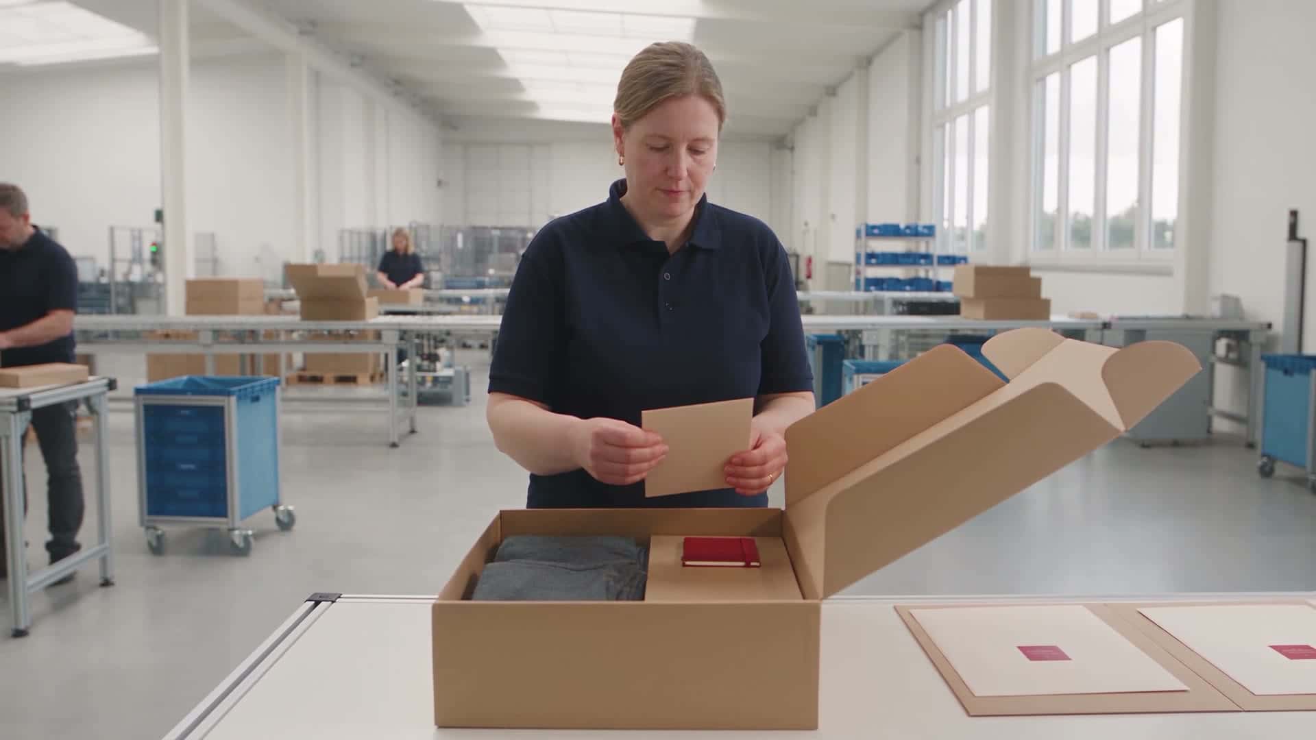Konfektionierung von Werbemittel-Sets an hellen, geordneten Packplätzen mit moderner Ausstattung.