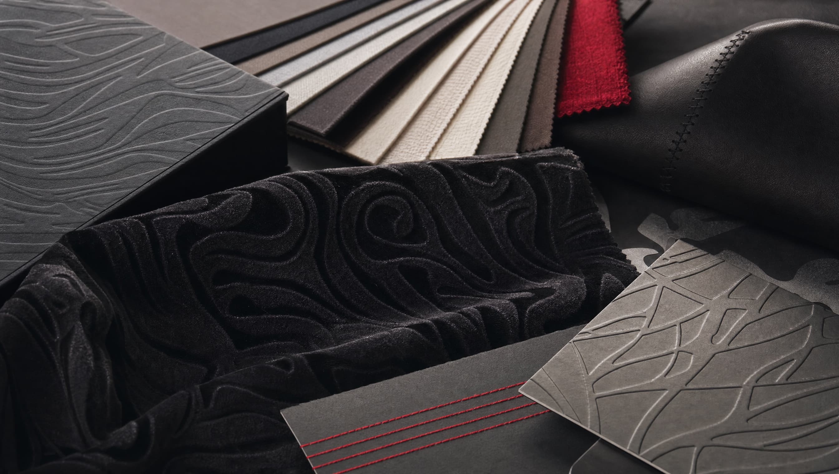 Material-, Textil- und Oberflächenmuster in unterschiedlichen Strukturen.
