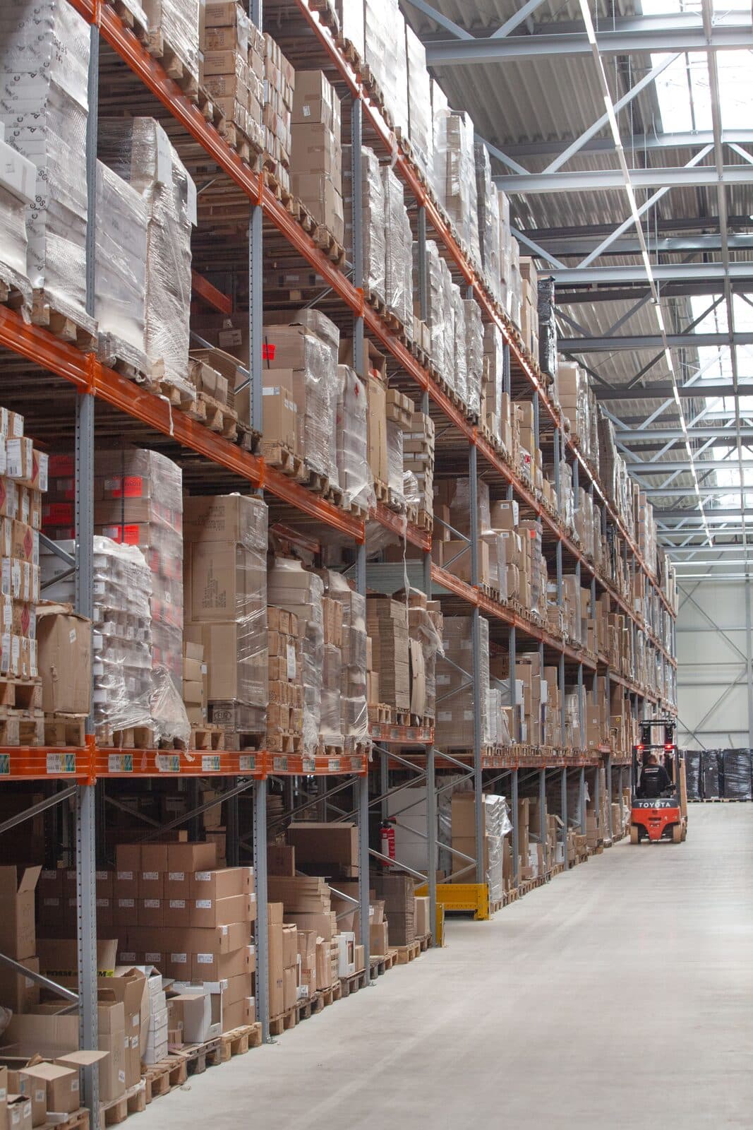 Fanshop, Heiztechnik, Sportwetten, Energy-Drinks — vier Sortimente, eine Bestandslogik.
