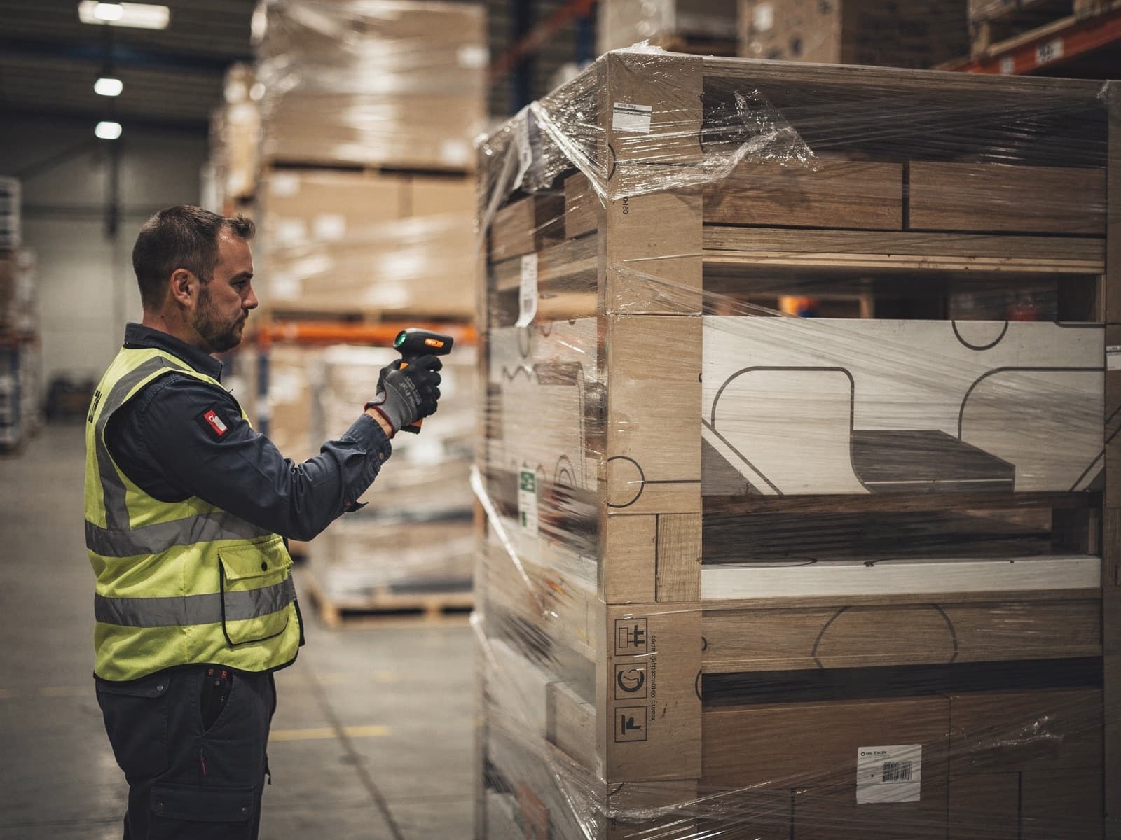 Vom Wareneingang bis Amazon: ein Mandat, zwei Vertriebswege.
