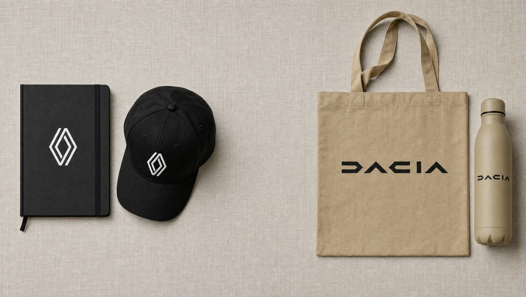 Renault-Cap und Notizbuch neben einem getrennten Dacia-Sortiment mit Tasche und Flasche.