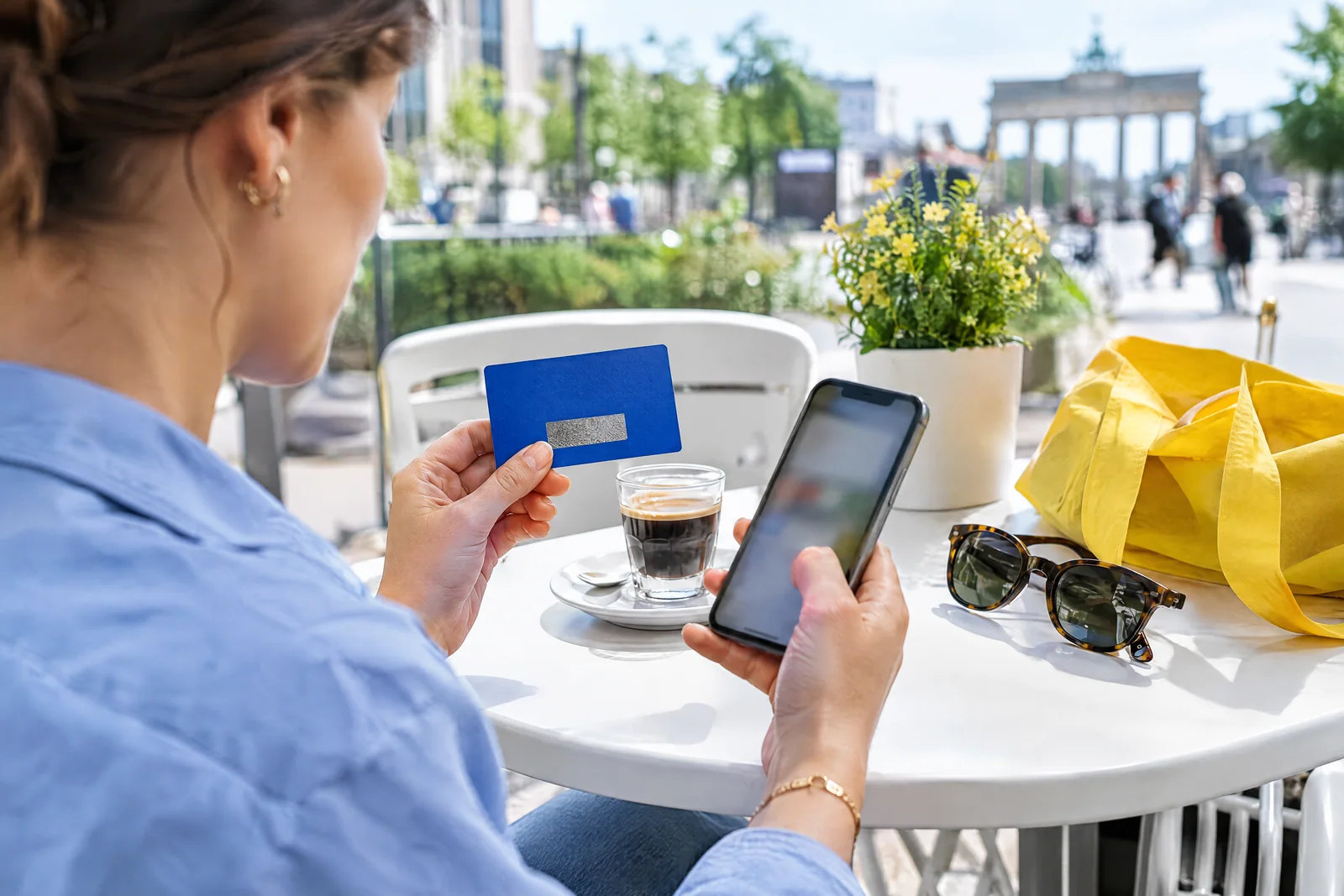 Aktionskarte und Smartphone beim Einstieg in ein Code-Gewinnspiel.