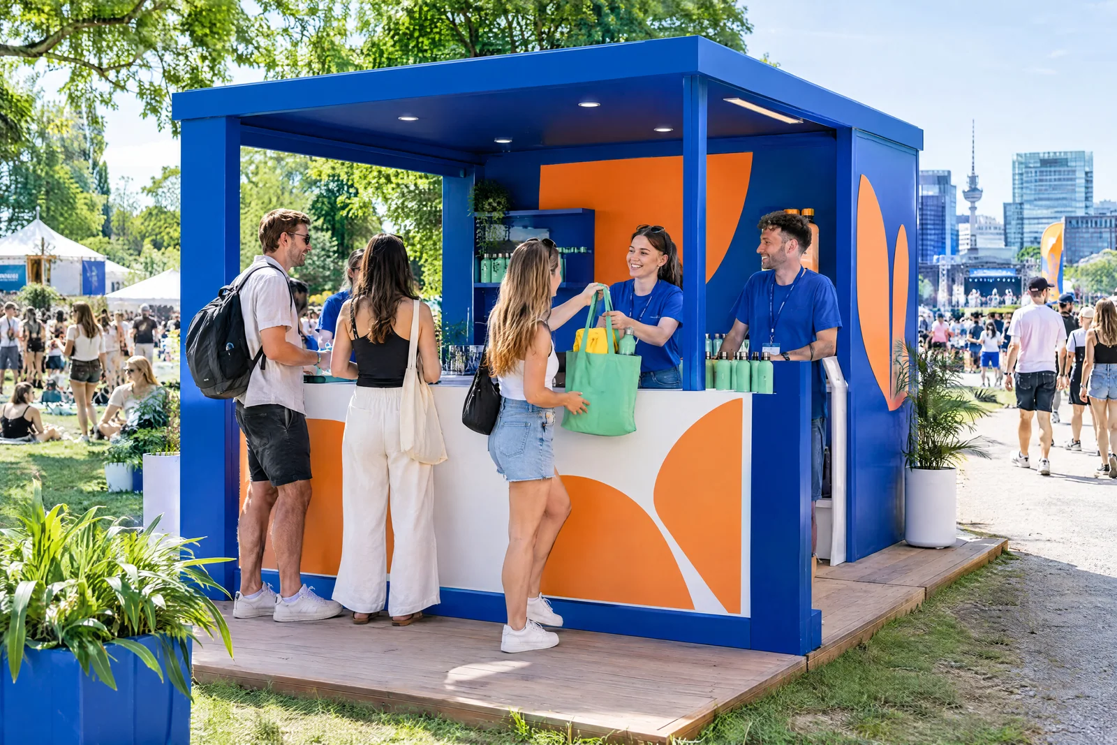 Besucher und Promotion-Team an einem Aktionsstand auf einem Sommerfestival.